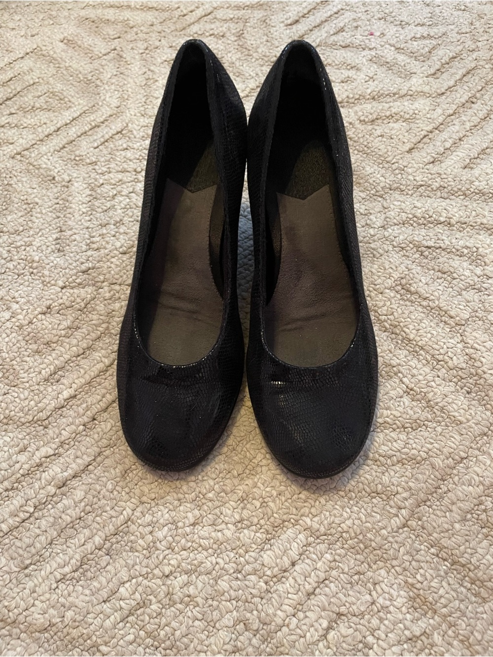 Black Women's Round-Toe Heels - Classic Everyday Style